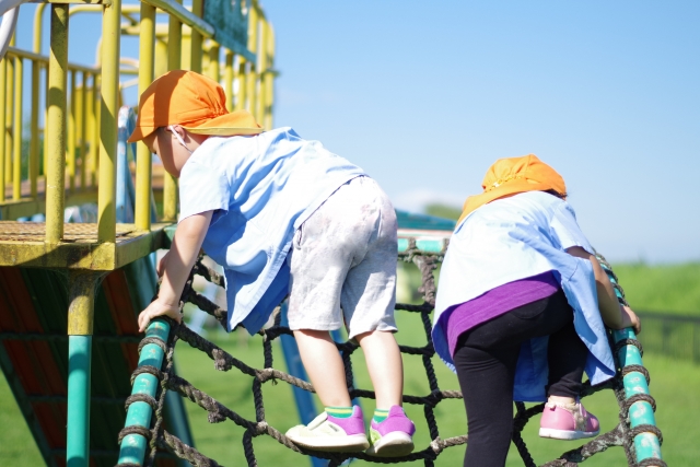 遊具で遊ぶ子ども